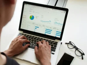 laptop-reports-charts (2) Laptop with canteen usage reports